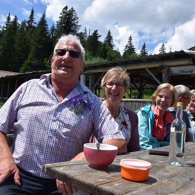 Die Zuschauer erfreut das Ständli der Ortsmusik Rüediswil