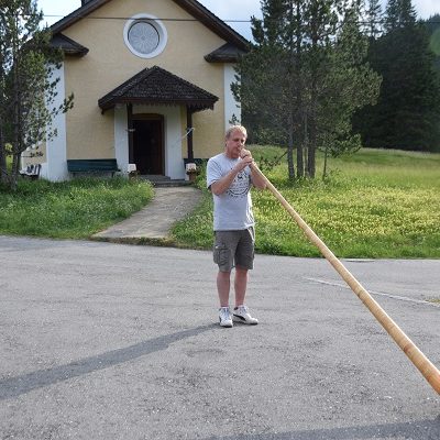 Super Horni Walter Sigrist spielt mit dem Alphorn