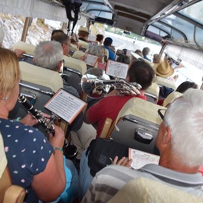 Freudiges Spiel der OMR während der Carfahrt