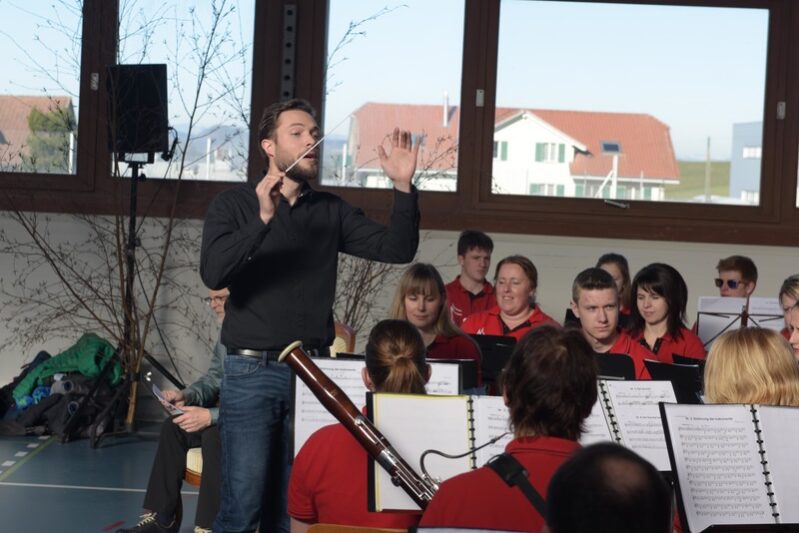 Florian Lang dirigiert die Ortsmusik am Kinderkonzeret 2019