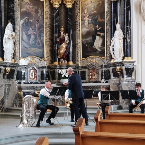 Sakristan Thomas Bucher verteilt die Kommunion