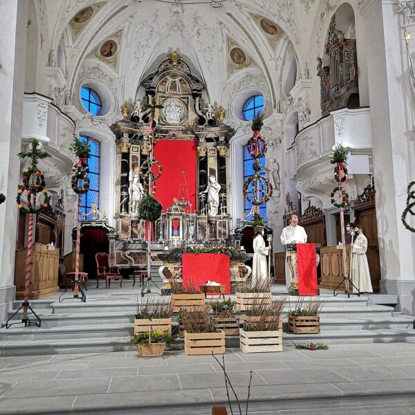 Adrian Wicki begrüsst die Leute und trägt das Evangelium vor.