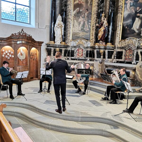 Die fünf Blechbläser spiele getragene Melodien