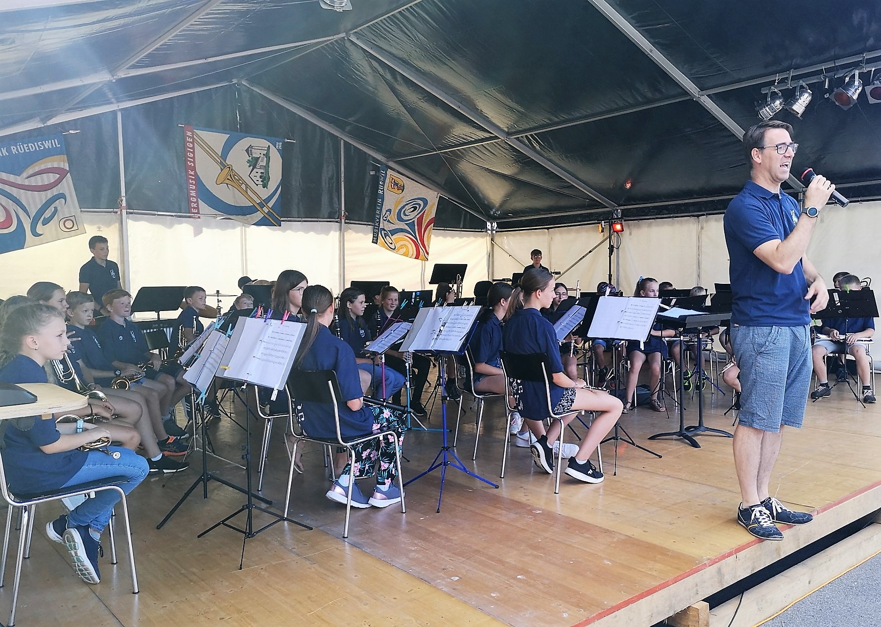 Martial Kuhn begrüsst die Zuschauer*innen