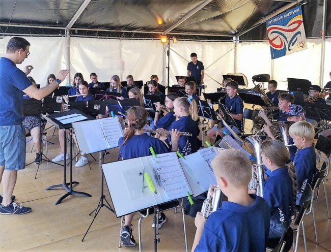 Die 40-köpfige Smiling Band eröffnet das Blasmusik Openair