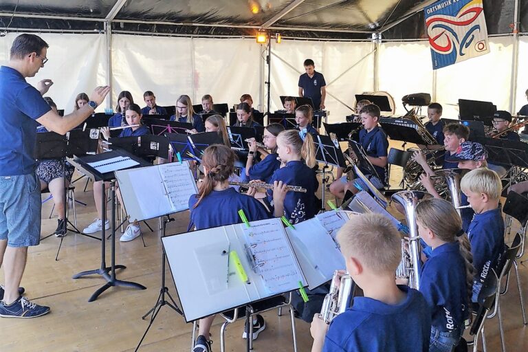 Die 40-köpfige Smiling Band eröffnet das Blasmusik Openair