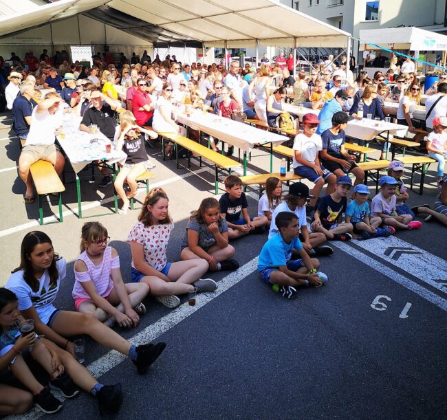 Gespannt lauschen Jung und Alt den Blasmusik-Klängen