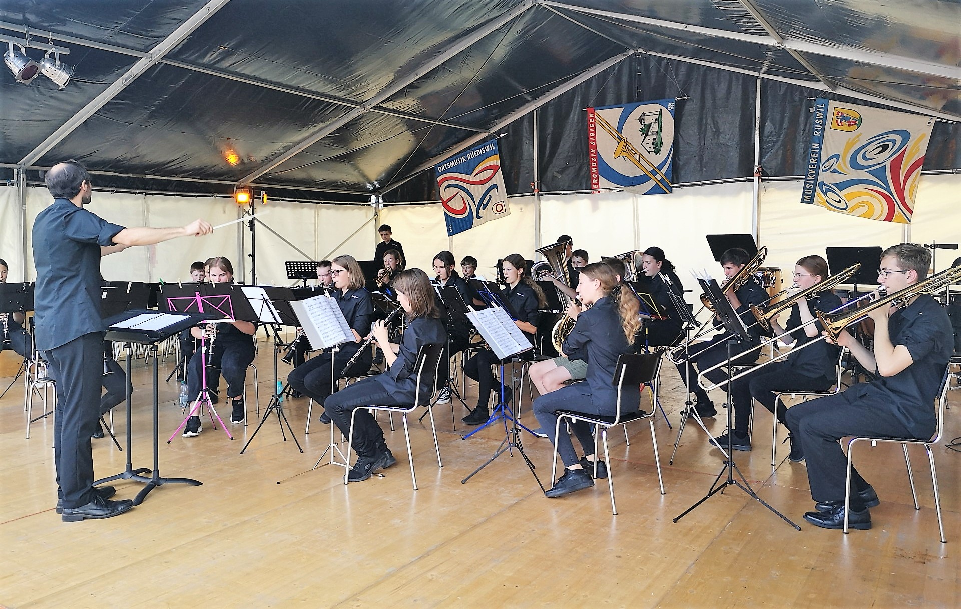 Die Jungmusik Rottal spielt unter der Leitung von Renato Spengelere