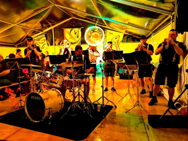 Die 7Sieche rocken auf der Bühne 2