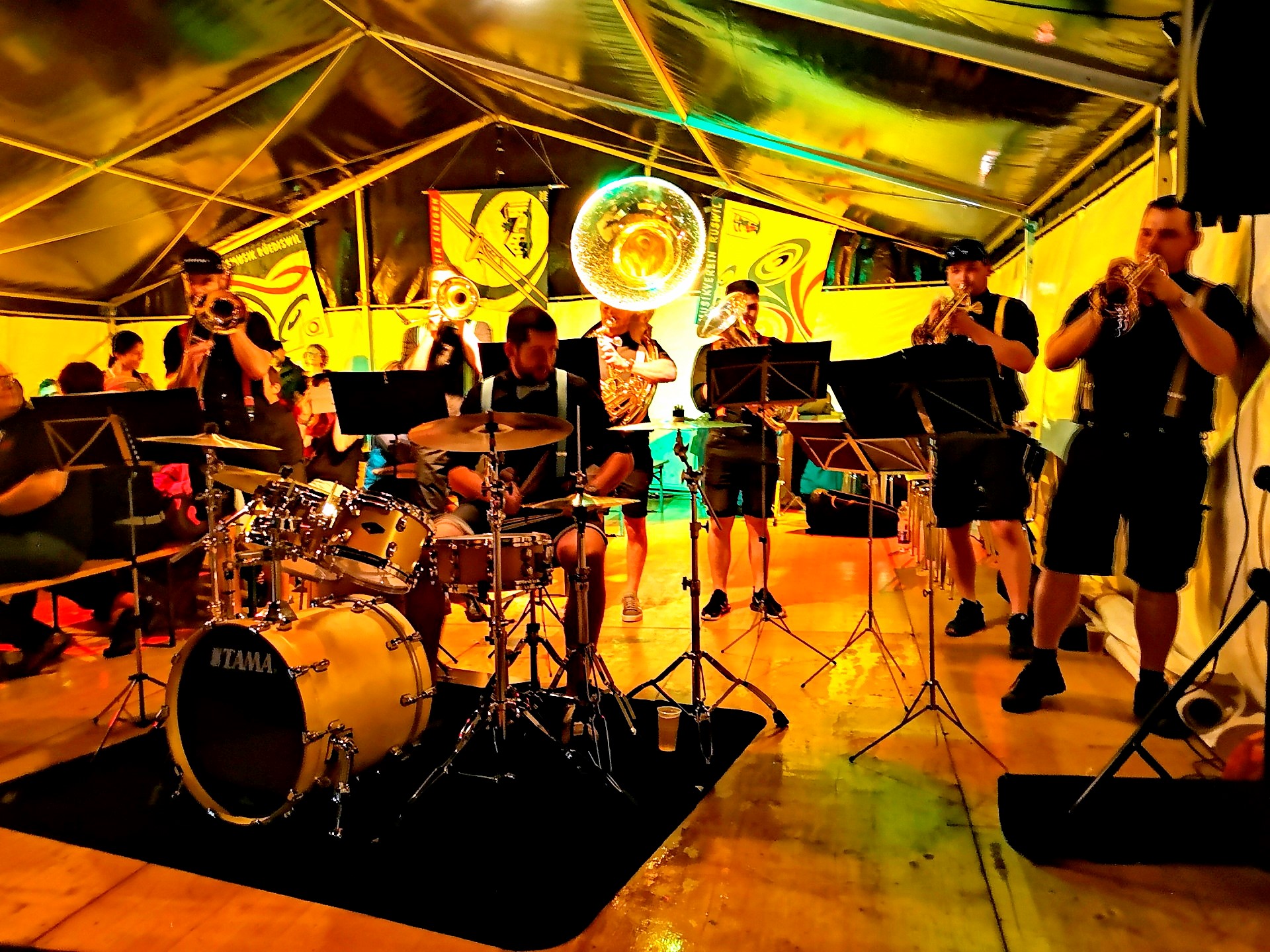 Die 7Sieche rocken auf der Bühne 2