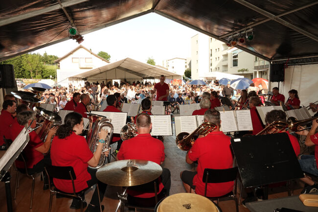 Die Ortsmusik Rüediswil unter der Leitung von Patrick Hummel begeistert das zahlreiche Publikum