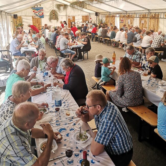 Leute geniessen das Bankett