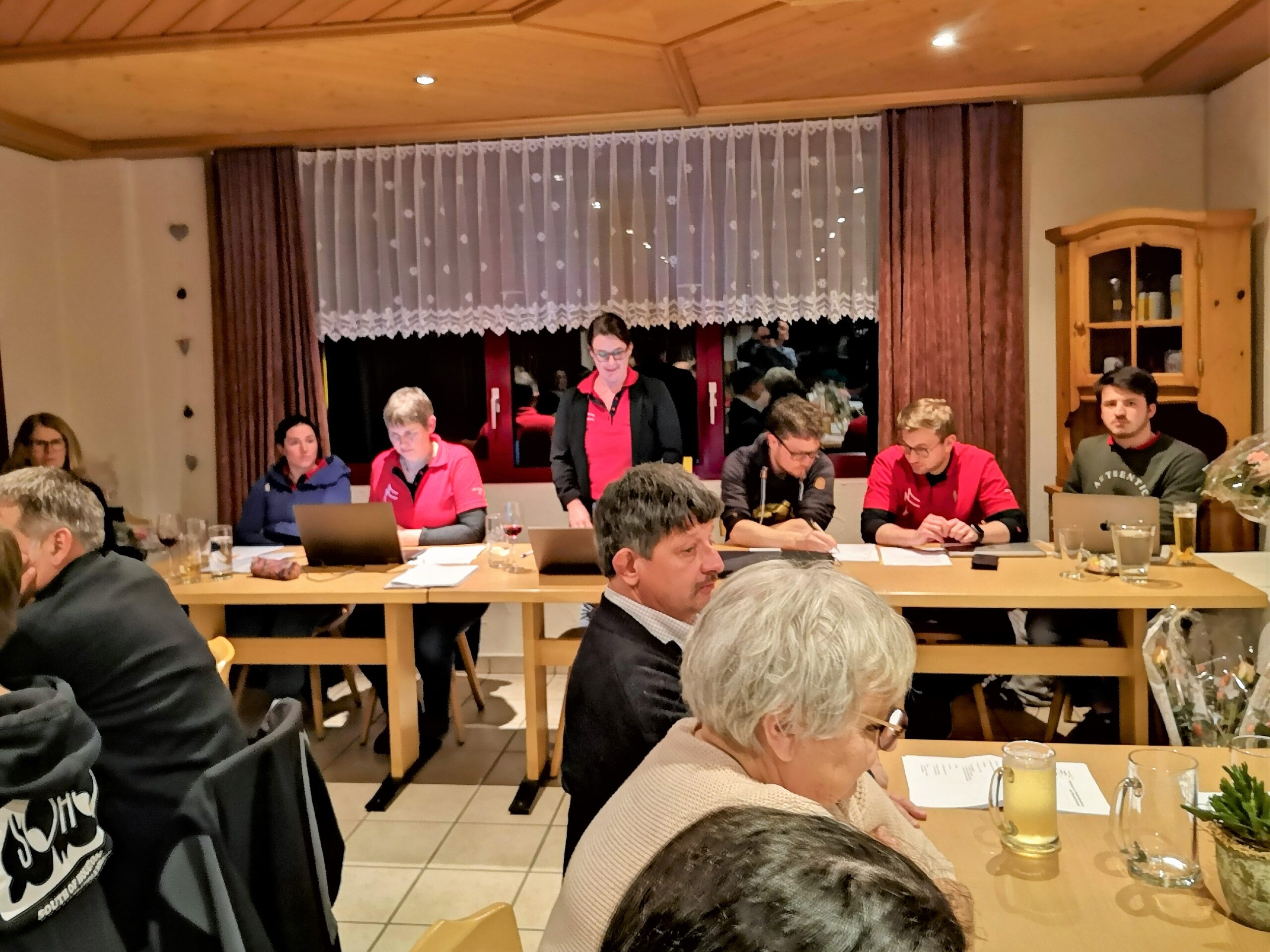 Gekonnt führt die Präsidentin der Ortsmusik Rüediswil durch die GV 2023