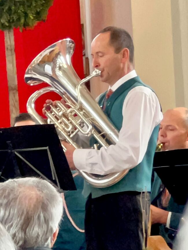 Der Ortsmusikant Bruno Stirnimann spielt auf dem Euphonium das Solo "Benedictus" von Karl Jenkins.
