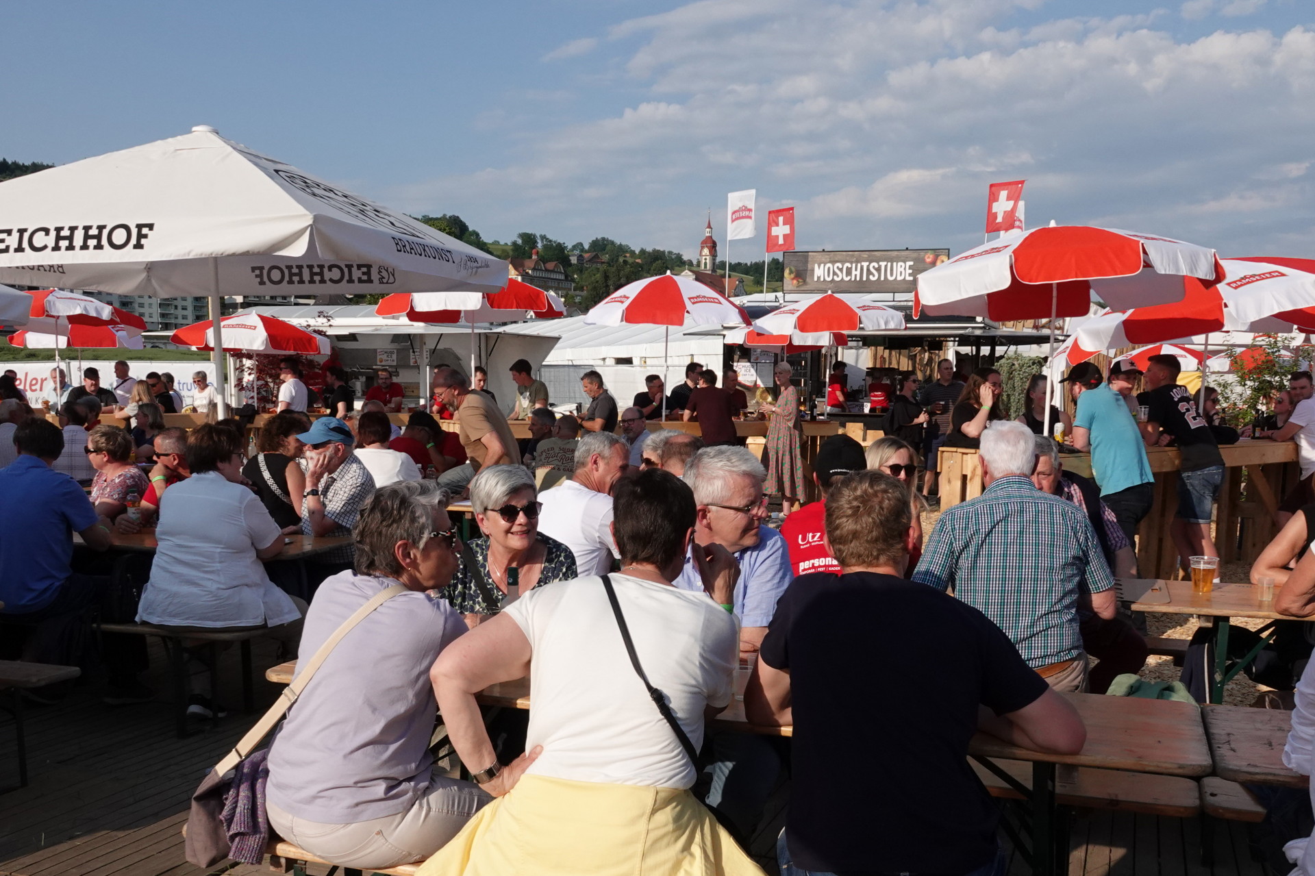 Volksrock am Rebstock die Party am Musiktag Ruswil