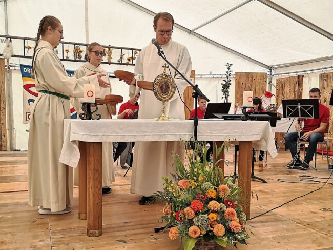 Gabenbreitung am Kilbigottesdienst in Rüediswil.
