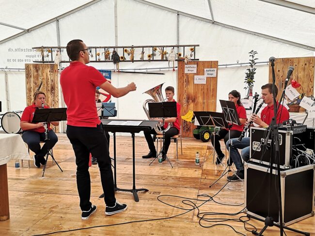 Kilbigottesdienst in Rüediswil; Patrick Hummel dirigiert eine Kleinformation der Ortsmusik