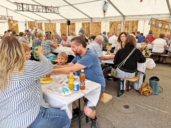Kilbisonntag: Mittagessen im grossen Festzelt