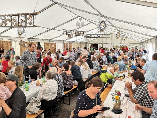 Gemütliches Beisammensein an der Kilbi 2023 der Ortsmusik Rüediswil