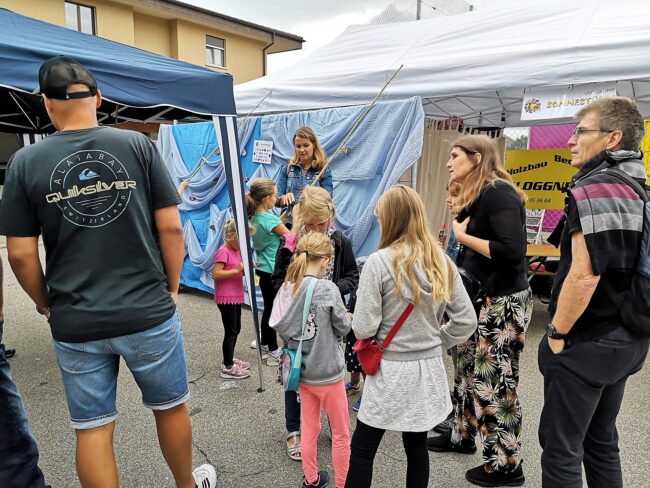 Kilbi Rüediswil der Ortsmusik Rüediswil: Geschenke Fischen am Stand der Spielgruppe Ruswil