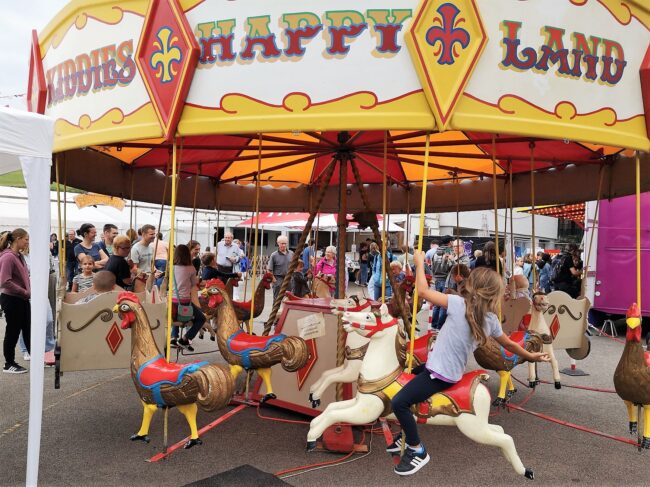 Das Karussell an der Kilbi Rüediswil 2024 begeistert die Kinder.