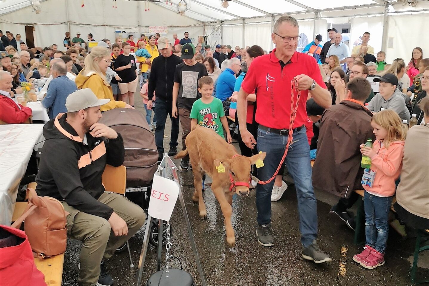 Ortsmusik Rüediswil: Chilbi Rüediswil 2023. Sepp Müller bringt das Kalb Bingo