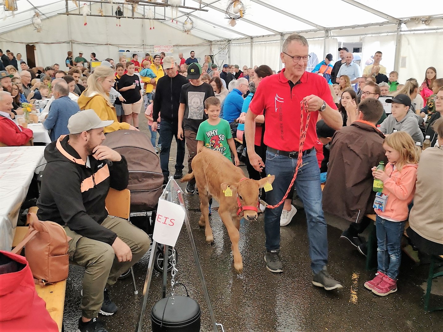 Ortsmusik Rüediswil: Chilbi Rüediswil 2023. Sepp Müller bringt das Kalb Bingo