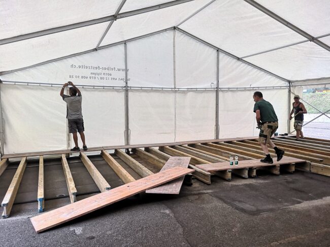 Aufstellen der Kilbi Rüediswil durch die Ortsmusik Rüediswil.