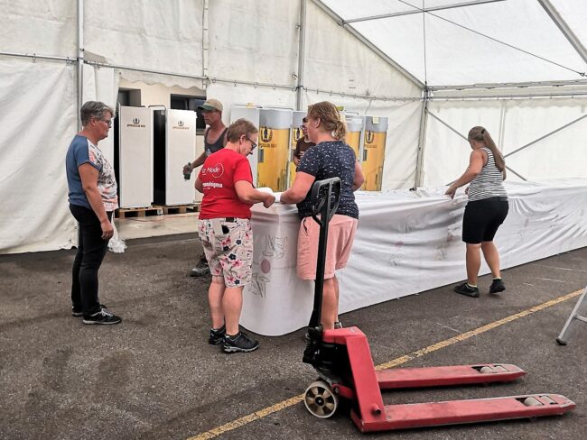 Aufstellen der Kilbi Rüediswil durch die Ortsmusik Rüediswil.