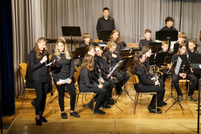 Die Musikantinnen der Jungmusik Rottal kündeten ihre Stücke gleich selber an.