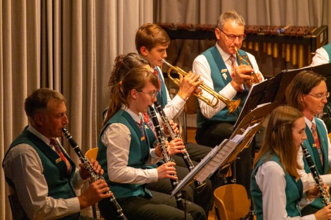 Die bekannte Meldoie "Luegid vo Berg ond Tal" wurde am Konzert der Ortsmusik Rüediswil gespielt