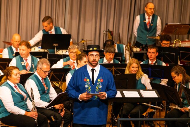 Beim Stück "Hemmige" trug der Ansager Hanspeter Renggli sogar ein Teil der Melodie vor