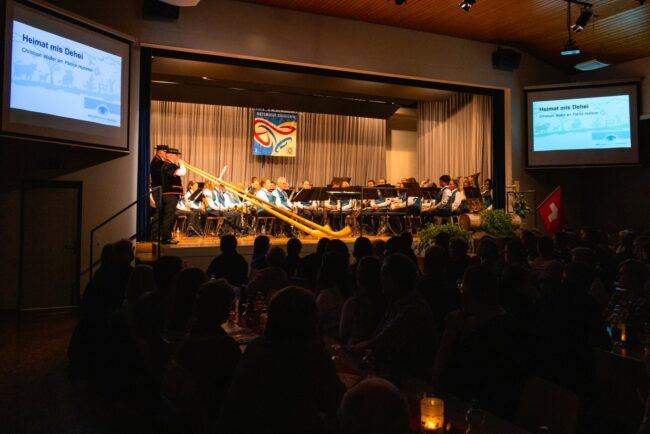 Andreas Erni und Thomas Eichenberger spielte auf dem Alphorn ein schönes Duett als Zugabe.