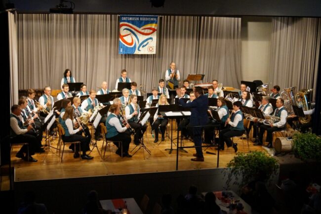 Die Jahreskonzerte 2023 der Ortsmusik wurde mit "Dr schänscht Tag im Jahr" eröffnet.