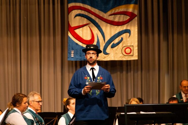 Gekonnt und mit viel Humor führte Hanspeter Renggli durchs Konzert der Ortsmusik Rüediswil