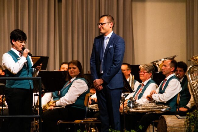 Daniela Bättig verdankt den Dirigenten Patrick Hummel am Jahreskonzert 2023