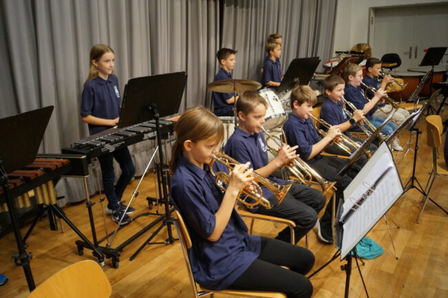 Die Smiling Band Rottal eröffnete die Konzerte 2023 bei der Ortsmusik Rüediswil