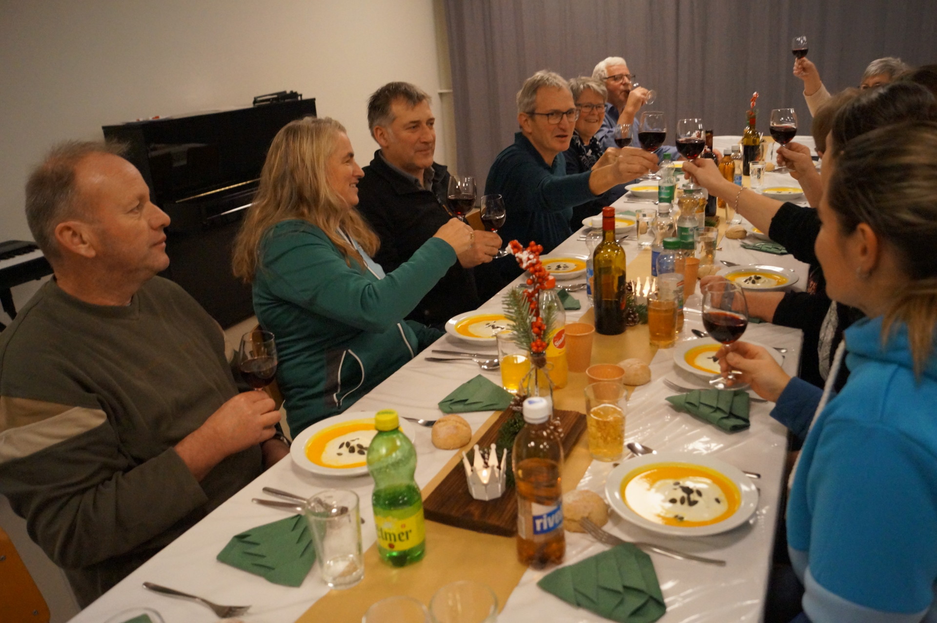 Chlaushöck der Ortsmusik Rüediswil 2023 im Schulhaus Rüediswil, Essen, Anstossen