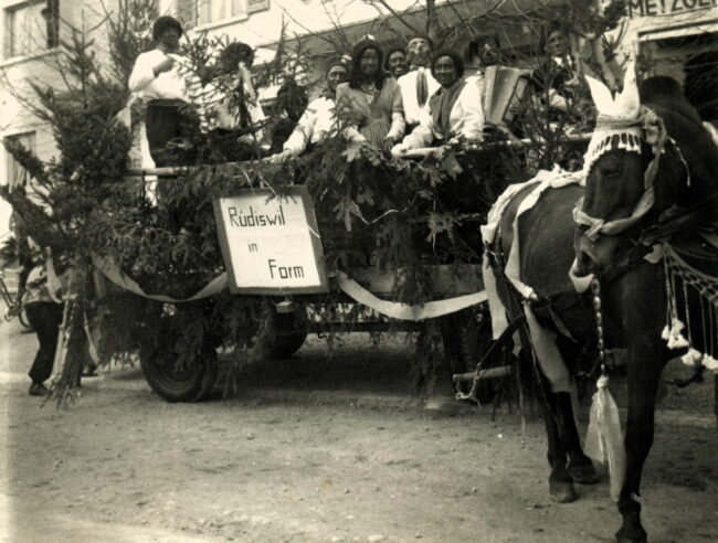 Die Ortsmusik Rüediswil war von Beginn weg an den Fasnachtsumzügen mit dabei das Bild stammt aus den Jahren um 1950.