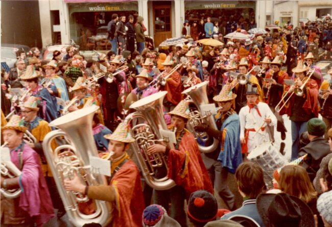 Einige Male nahm die Ortsmusik Rüediswil an einem Fasnachtszumzug teil. Hier ein Bild von 1978.
