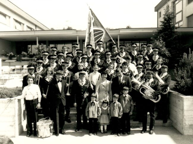 1981 wurde die zweite Fahne der Ortsmusik Rüediswil geweiht. Fahnenpate waren Josie Rogger und Otto Kurmann.