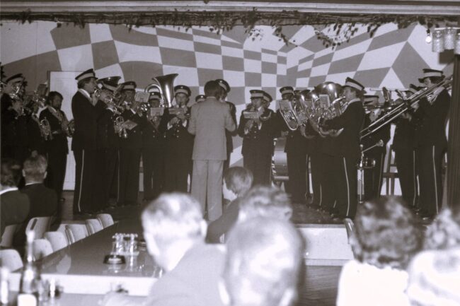 Unter der Direktion von Pius Setz spielt 1982 die Ortsmusik Rüediswil im legendären Saal des Restaurant Eintracht.