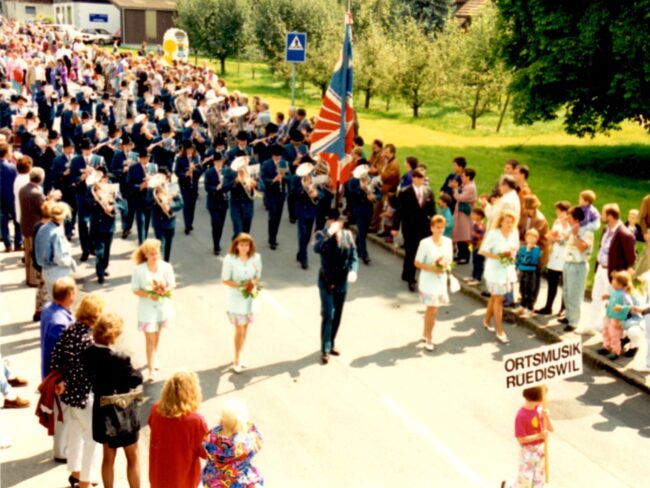 1993 weihte die Ortsmusik Rüediswil die zweite Uniform ein. Einzug zum Festgelände