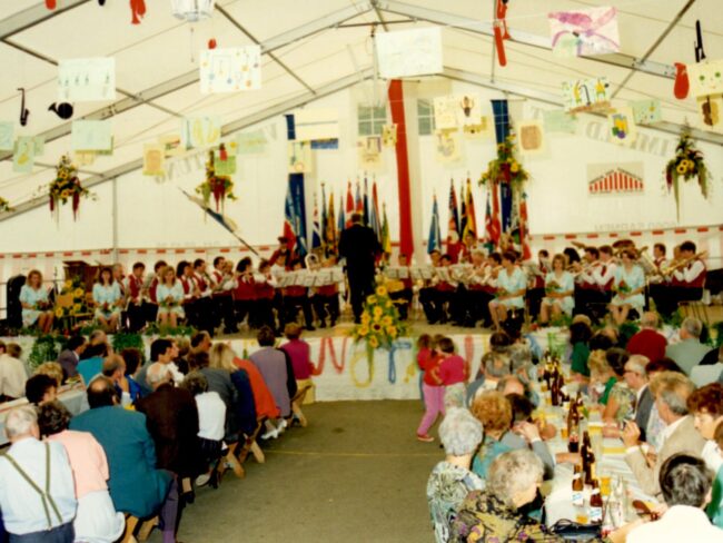 1993 weihte die Ortsmusik Rüediswil die zweite Uniform ein.