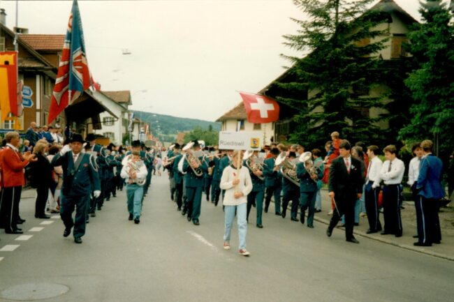 Die Ortsmusik Rüediswil besuchte 1994 unter der Leitung von Konrad Zemp den Luzerner Musiktag in Ermensee.