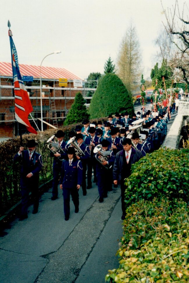 Jeweils an Palmsonntag spielt die Ortsmusik beim Schulhaus Dort ein paar Märsche zur Palmsegnung.