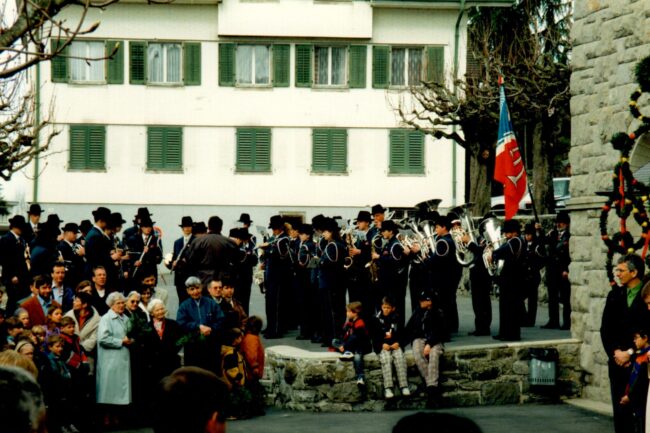 Jeweils an Palmsonntag spielt die Ortsmusik beim Schulhaus Dort ein paar Märsche zur Palmsegnung.