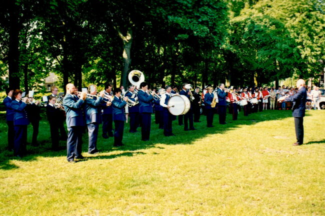 Im Jahr 2001 reiste die Ortsmusik Rüediswil zum befreundeten Musikverein Amicicia in den Hout (NL).