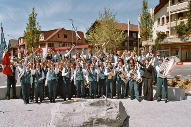 Unter der Interimsdirigentin Regula Meier spielte die Ortsmusik Rüediswil 2004 an der Brunnenweihe in Rüediswl.