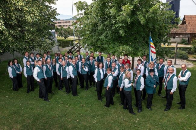 Das Gesamtfoto der Ortsmusik Rüediswil wurde 2018 von Stefan Dubach beim Schulhaus Rüediswil gemacht.